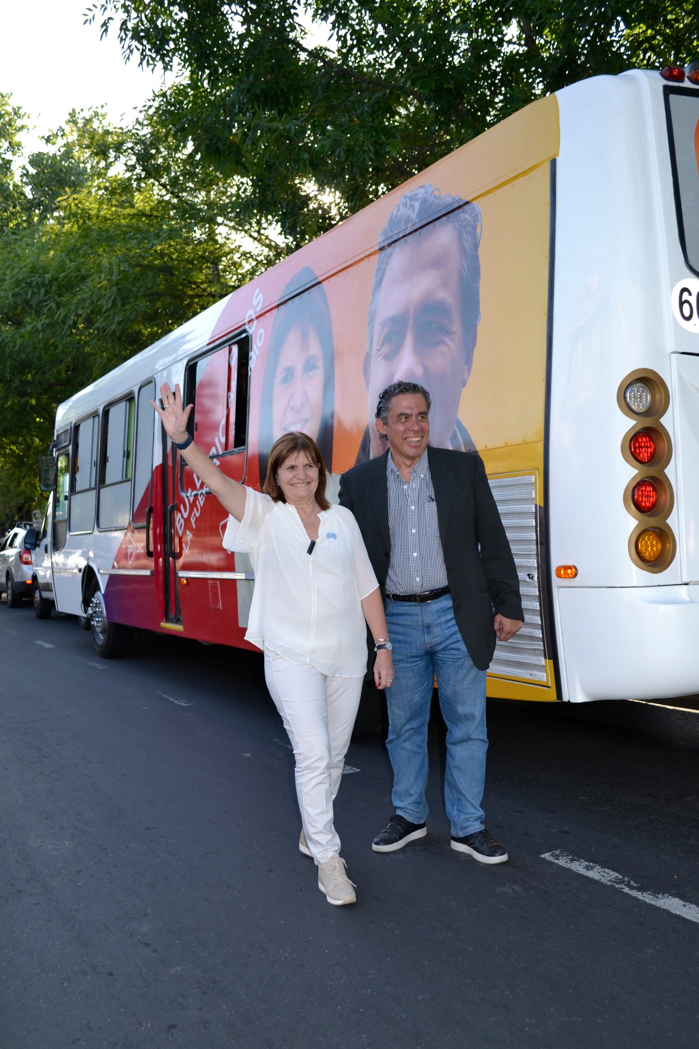 Patricia Bullrich recorriendo San Martin con su candidato a Intendente en ese distrito, Matías Lobos 